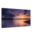„Leinwandbild eines spektakulären Sonnenuntergangs am Staffelsee in Seehausen, Oberbayern. Farbenprächtiges Wolkenspiel in Gold-, Orange- und Violetttönen über dem ruhigen See an einem warmen Sommerabend mit stimmungsvollen Spiegelungen im Wasser.“