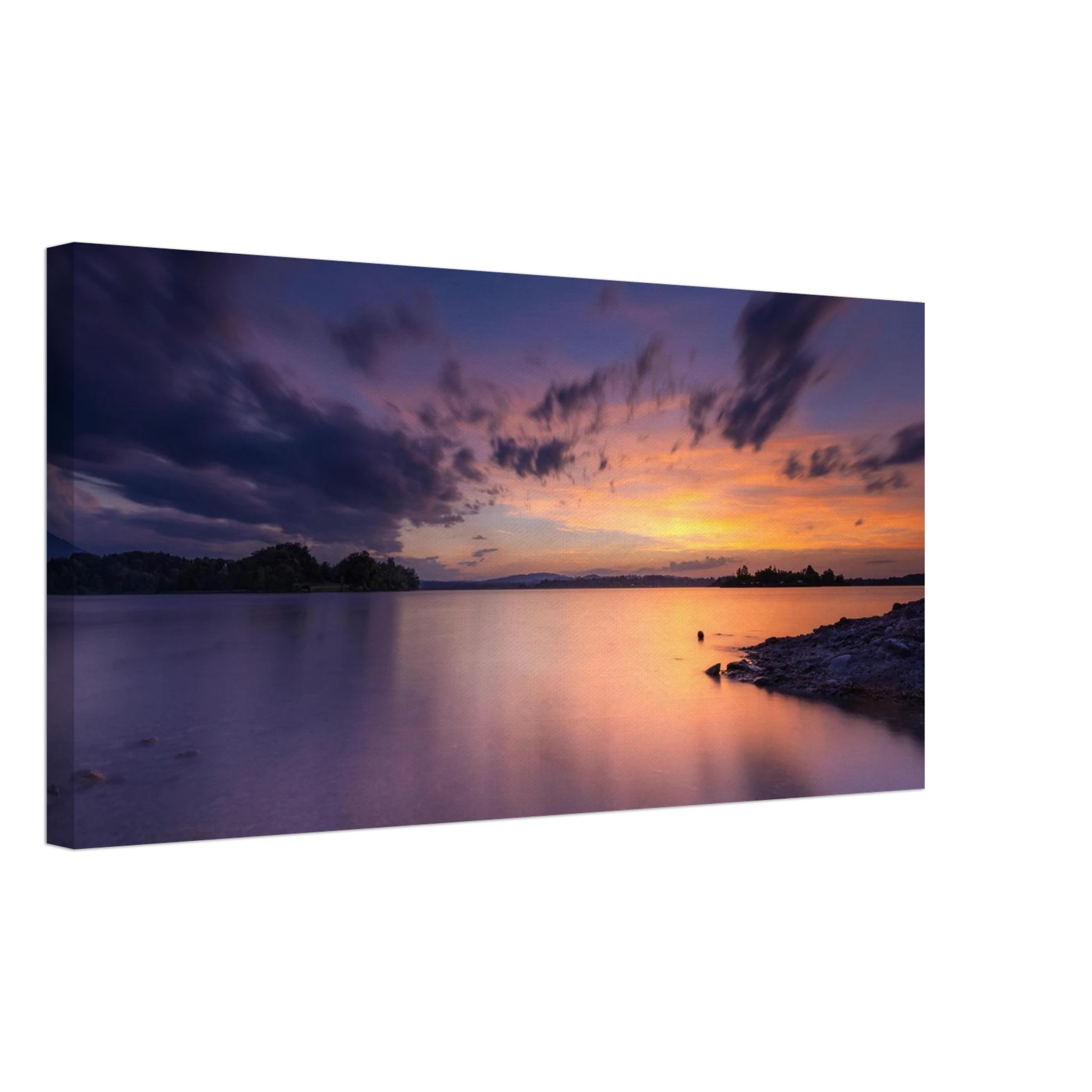 „Leinwandbild eines spektakulären Sonnenuntergangs am Staffelsee in Seehausen, Oberbayern. Farbenprächtiges Wolkenspiel in Gold-, Orange- und Violetttönen über dem ruhigen See an einem warmen Sommerabend mit stimmungsvollen Spiegelungen im Wasser.“
