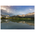 
Horizontales, ungerahmtes Poster mit Landschaftsmotiv: ruhiger Bergsee mit klarer Spiegelung, grüne Wiesen, kleine Hütten und das Karwendelgebirge im warmen Licht der goldenen Stunde unter einem dramatischen Himmel.
