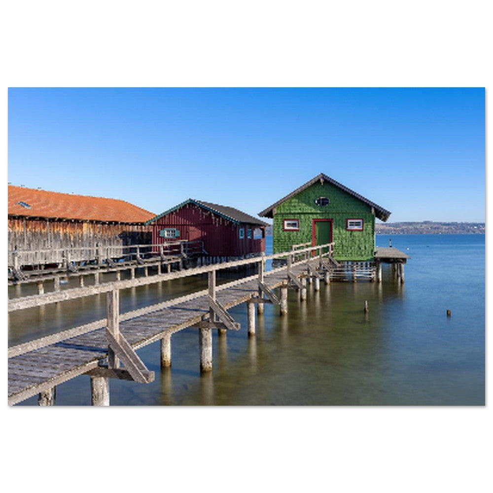 Bunte Bootshäuser in Schondorf am Ammersee unter strahlend blauen Himmel- Christina Bauer Photos 
