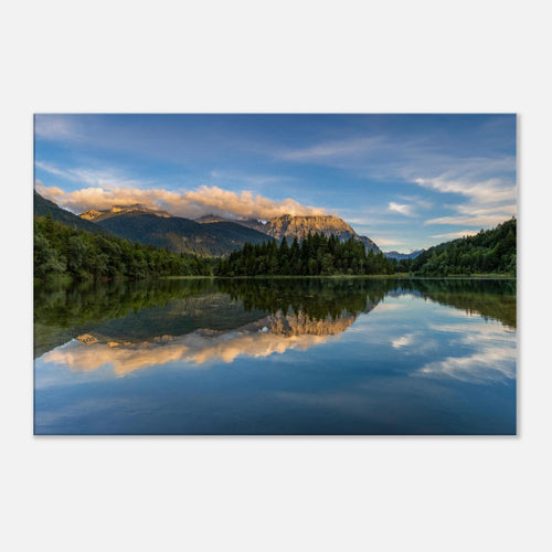 Leinwandbild „Karwendel bei Krün“ als hochwertiger Fine-Art-Druck auf 2 cm starkem Keilrahmen. Sanftes Abendlicht über dem Karwendelgebirge in Oberbayern, ziehende Wolken über den Bergen und eine klare Spiegelung von Himmel und Landschaft im ruhigen Wasser. Naturverbundene Wandkunst mit warmer Ausstrahlung und alpiner Atmosphäre.