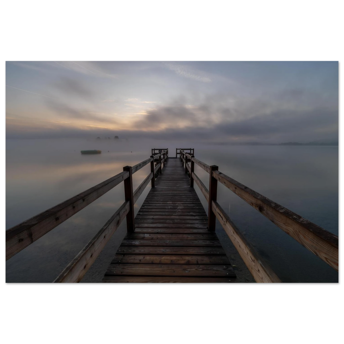 zauberhaftes Poster vom Staffelsee in Oberbayern, Herbstmorgen mit Nebelstimmung und ein alter Holzsteg, der zum Horizont führt. Christina Bauer Photos