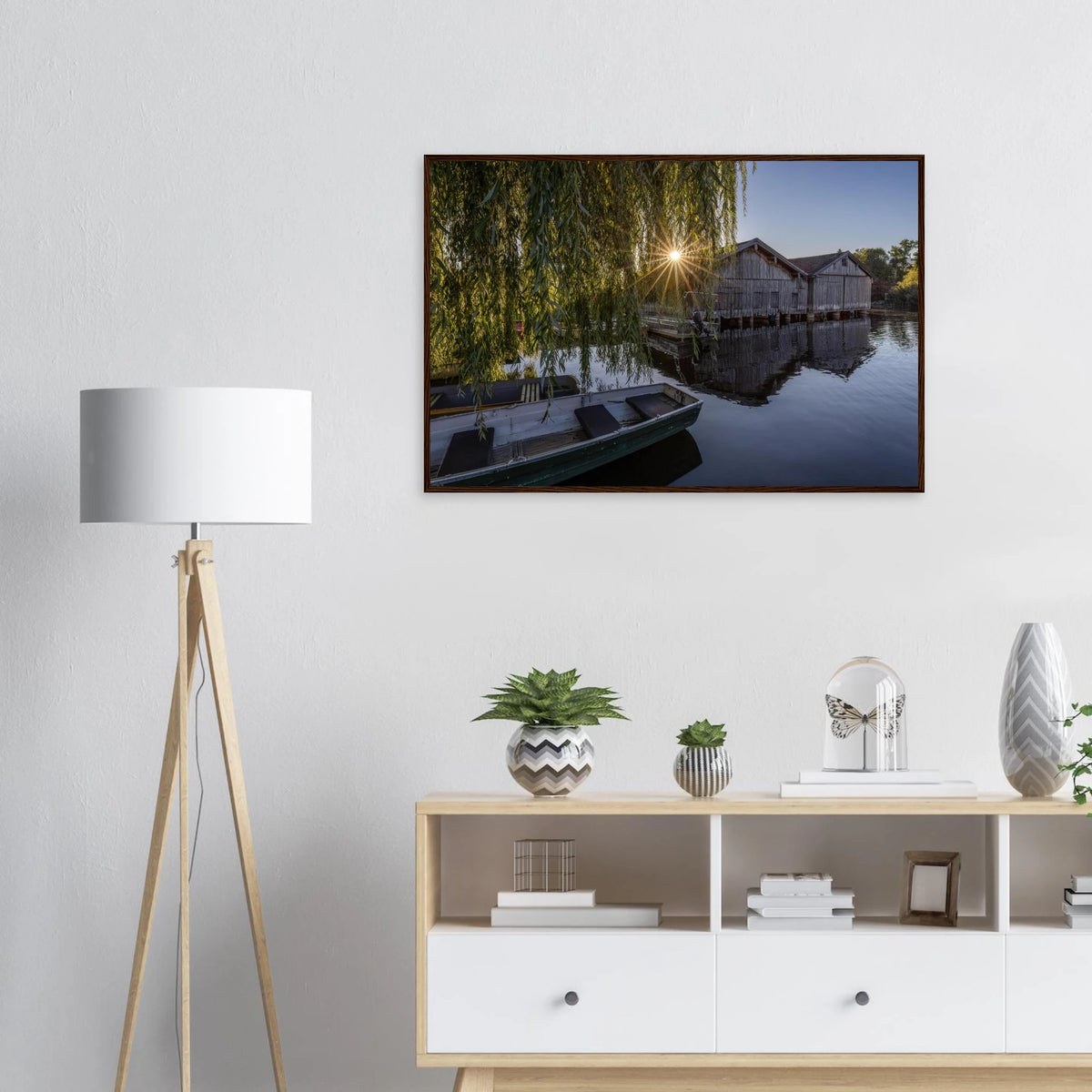 Gerahmtes Premium-Matt-Poster mit Bootshäusern in Seehausen am Staffelsee bei warmer Morgensonne, eingefasst in einen dunkelbraunen Holzrahmen.