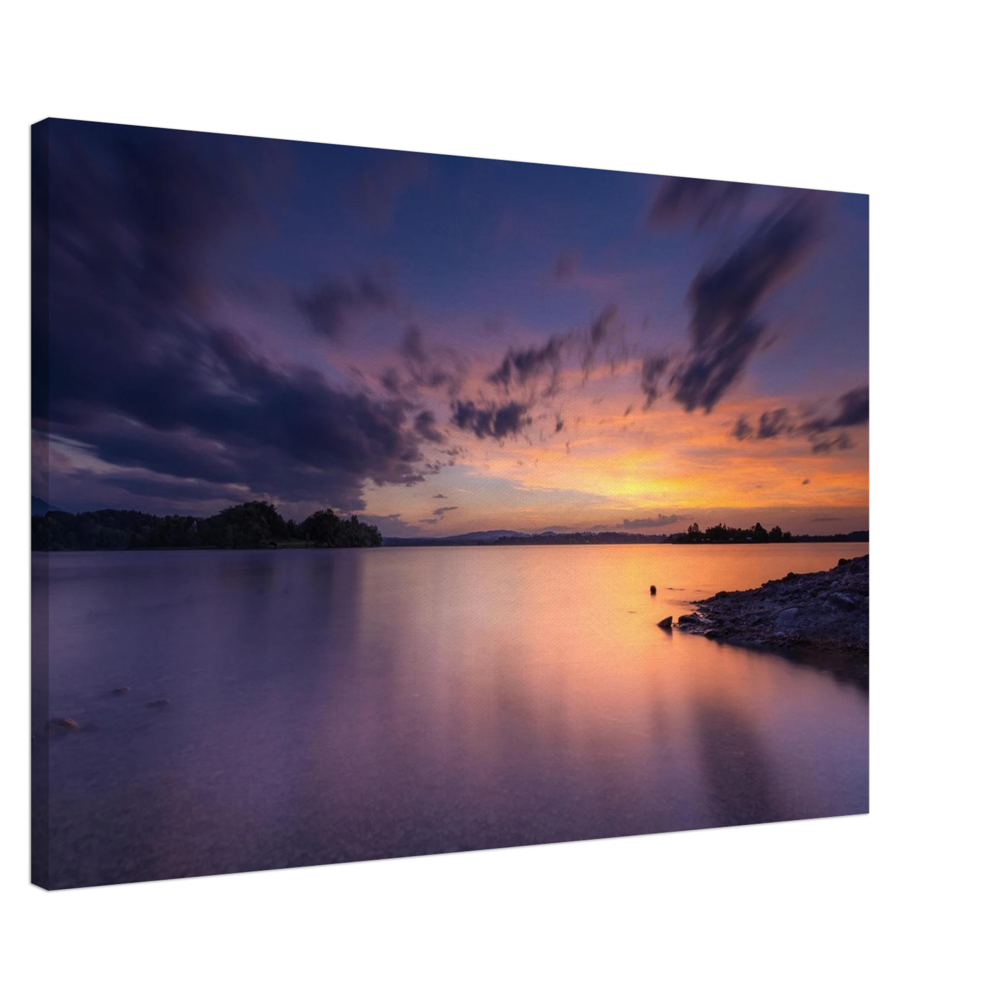 „Leinwandbild eines spektakulären Sonnenuntergangs am Staffelsee in Seehausen, Oberbayern. Farbenprächtiges Wolkenspiel in Gold-, Orange- und Violetttönen über dem ruhigen See an einem warmen Sommerabend mit stimmungsvollen Spiegelungen im Wasser.“