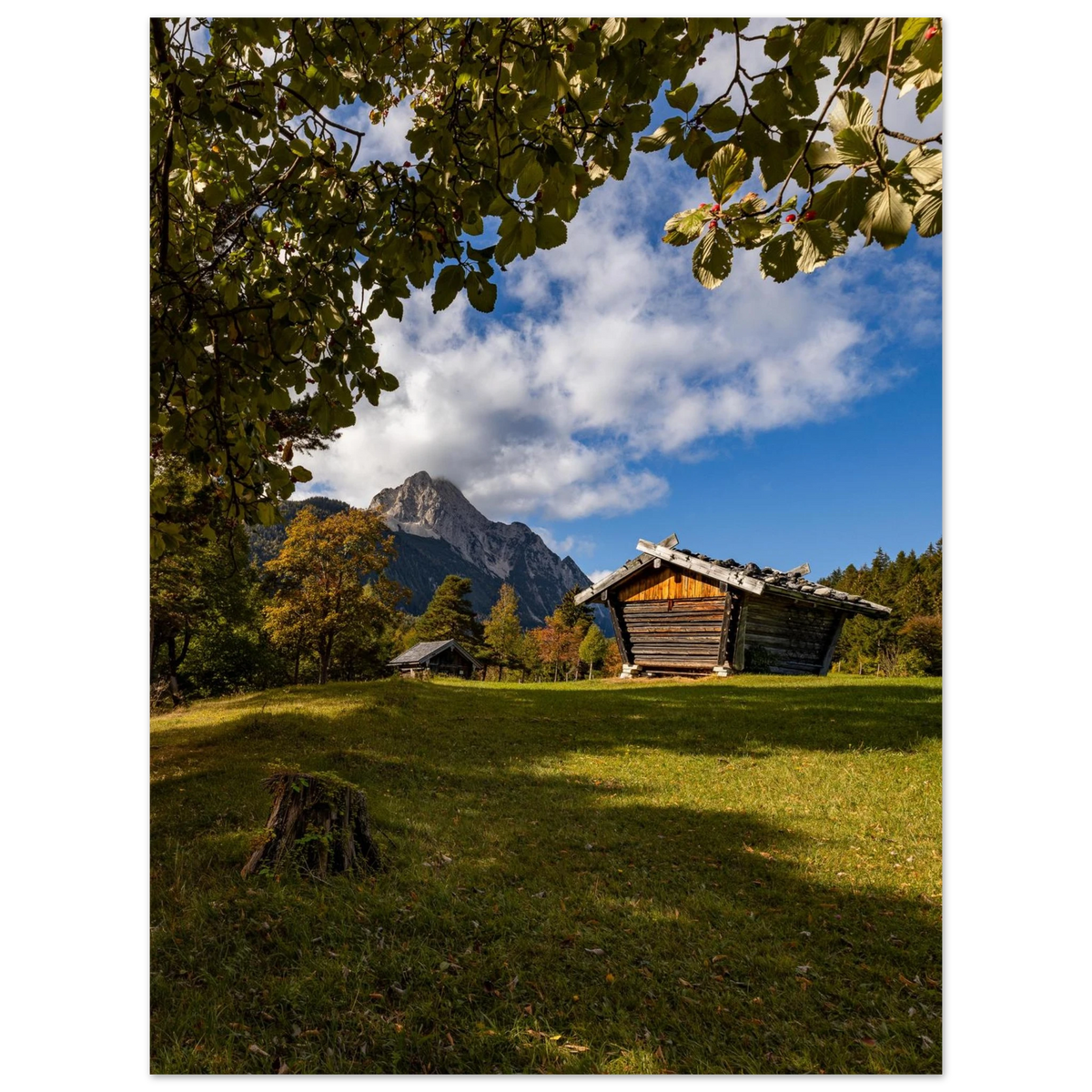 Alpenländliche Idylle bei Mittenwald, herbstliche Natur, Heuhütten, Bergblick, Christina Bauer Photos