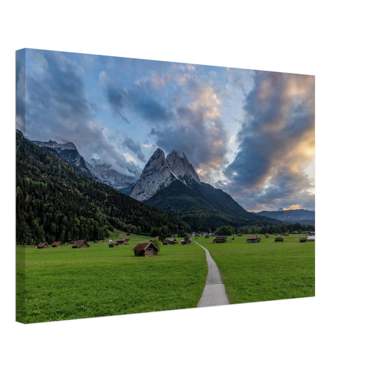 so schee, de Waxnstoana im Abendliacht, übersetz i moi - die Waxensteine im Abendlicht Landschaftsfotografie aus Garmisch-Partenkirchen mit Blick auf das imposante Wettersteingebirge. Ein schmaler Weg führt durch weitläufige grüne Wiesen mit traditionellen Heustadeln. Dramatische Wolken und sanftes Abendlicht tauchen die bayerische Alpenlandschaft in eine stimmungsvolle Atmosphäre.