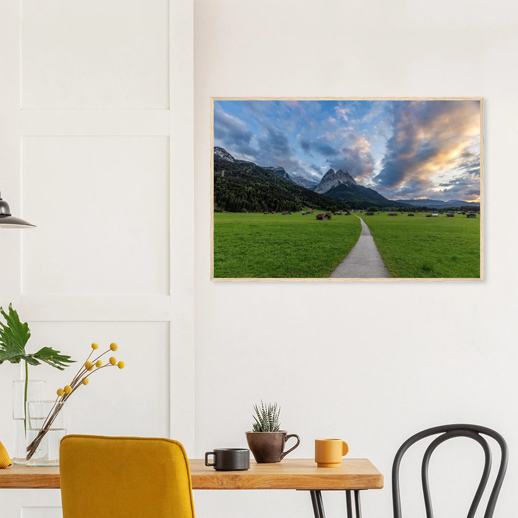 ```
Waxensteine im Abendlicht – Fine-Art-Poster mit Holzrahmen, Werdenfelser Land, Bayern | Christina Bauer Photos
``` präsentiert in einem modernen Esszimmer