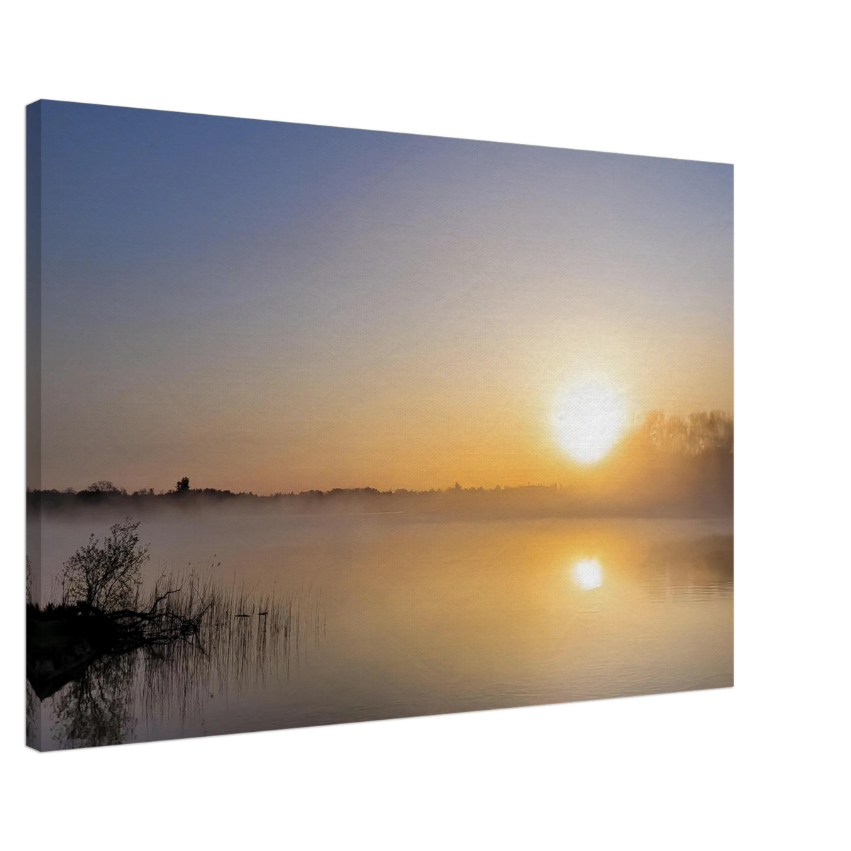 Goldener Sonnenaufgang am Staffelsee in Oberbayern mit dichtem Morgennebel, ruhiger Wasseroberfläche und leuchtender Spiegelung der Sonne.