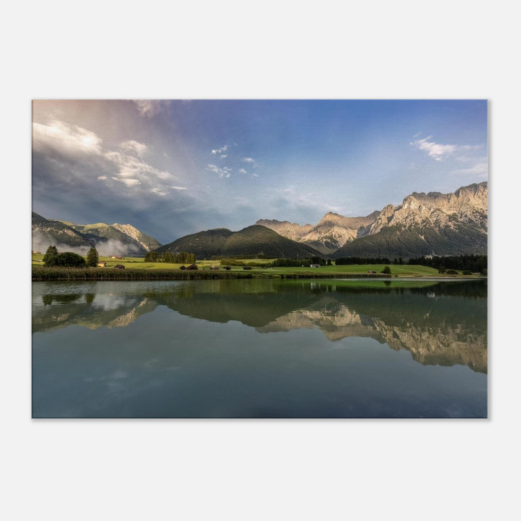 **Alttext:**
Horizontales, ungerahmtes Leinwandbild mit Bergsee im Abendlicht, ruhiger Wasseroberfläche und sanfter Spiegelung der Berge in stimmungsvoller Naturkulisse.
