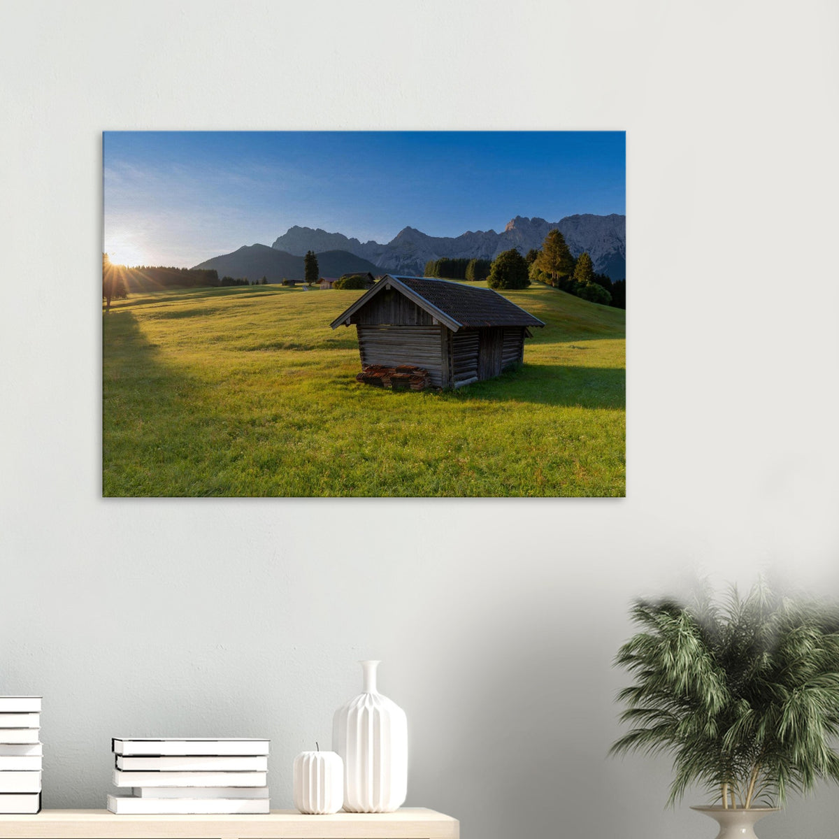 Leinwandbild Morgenlicht Karwendel – Holzhütte auf Buckelwiesen bei Krün, Sonnenaufgang, Karwendelgipfel, das Bild an der Wand einer Arztpraxis 

