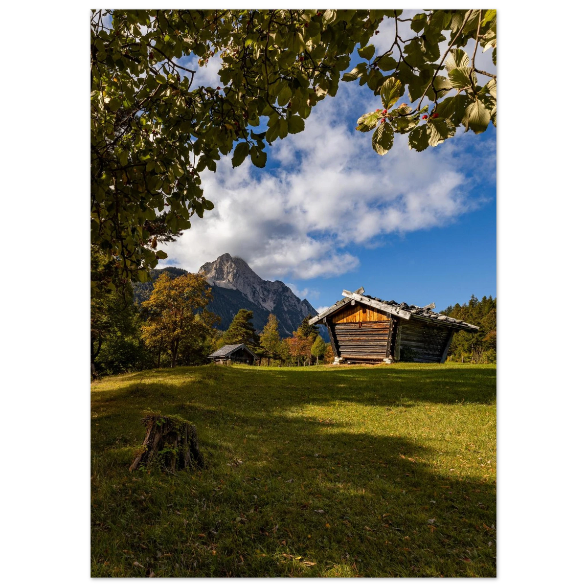 Alpenländliche Idylle bei Mittenwald, herbstliche Natur, Heuhütten, Bergblick, Christina Bauer Photos