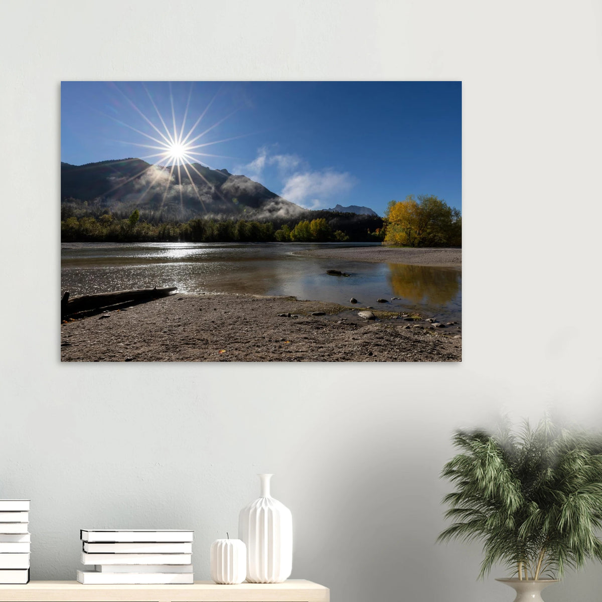 Morgensonne und Nebelschwaden über der Isar bei Krün mit herbstlicher Landschaft-