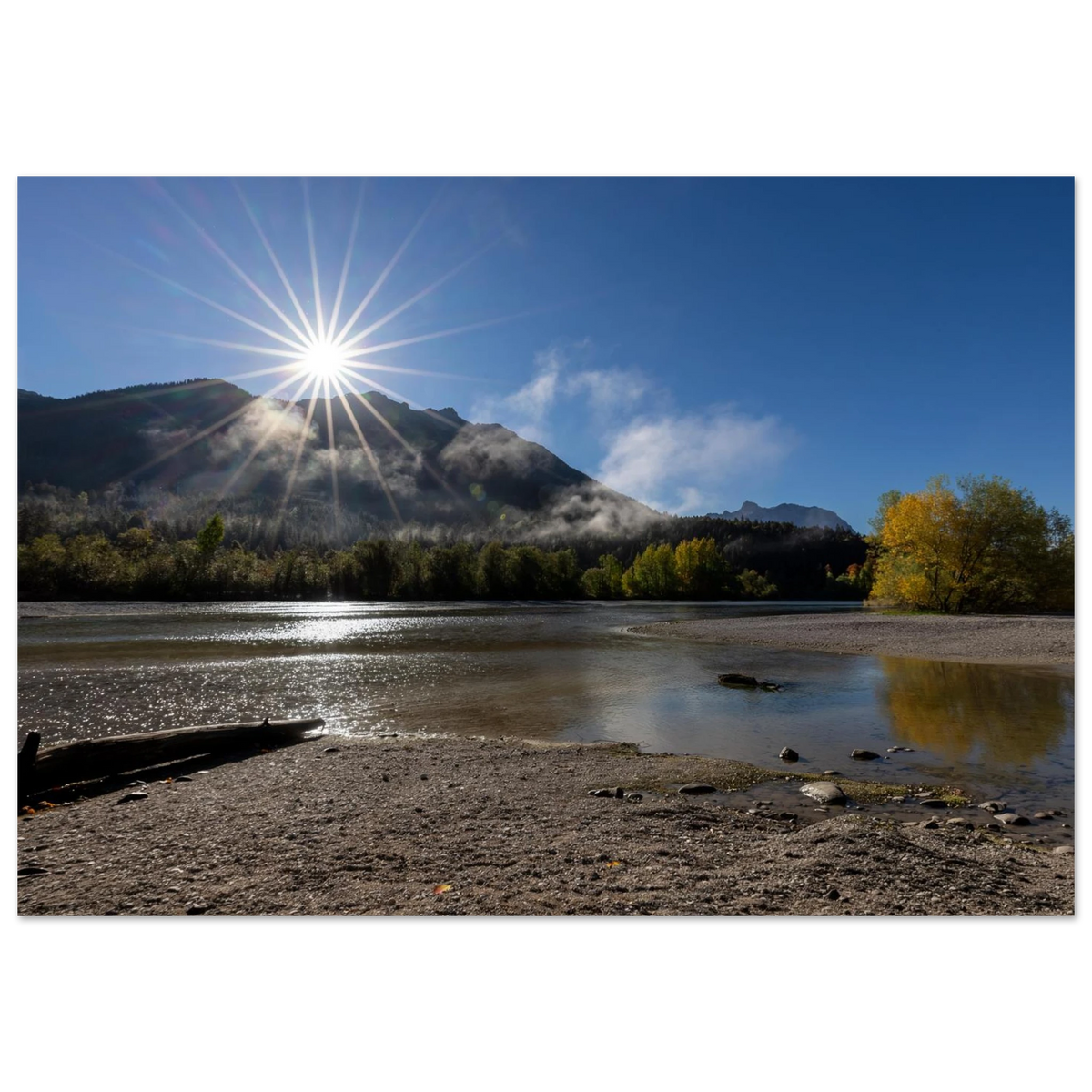 Morgensonne und Nebelschwaden über der Isar bei Krün mit herbstlicher Landschaft