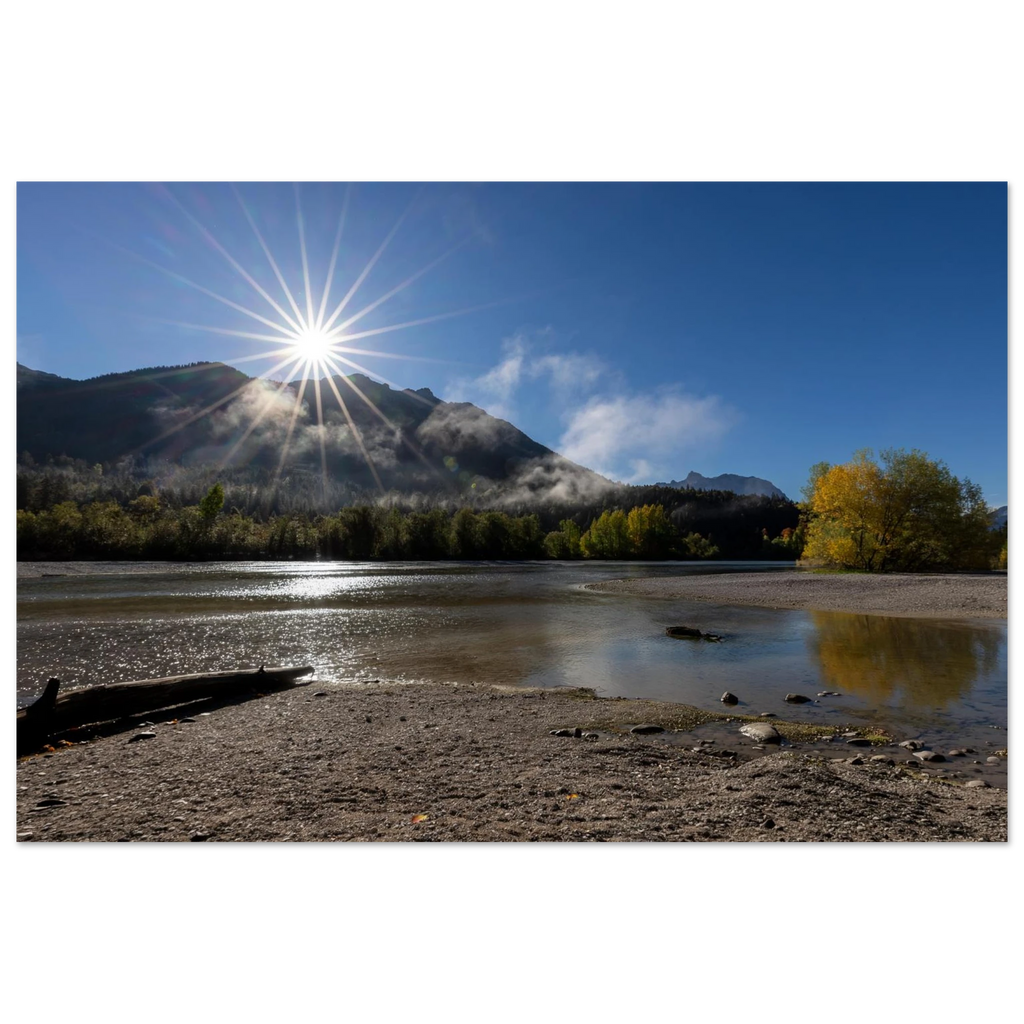 Morgensonne und Nebelschwaden über der Isar bei Krün mit herbstlicher Landschaft-