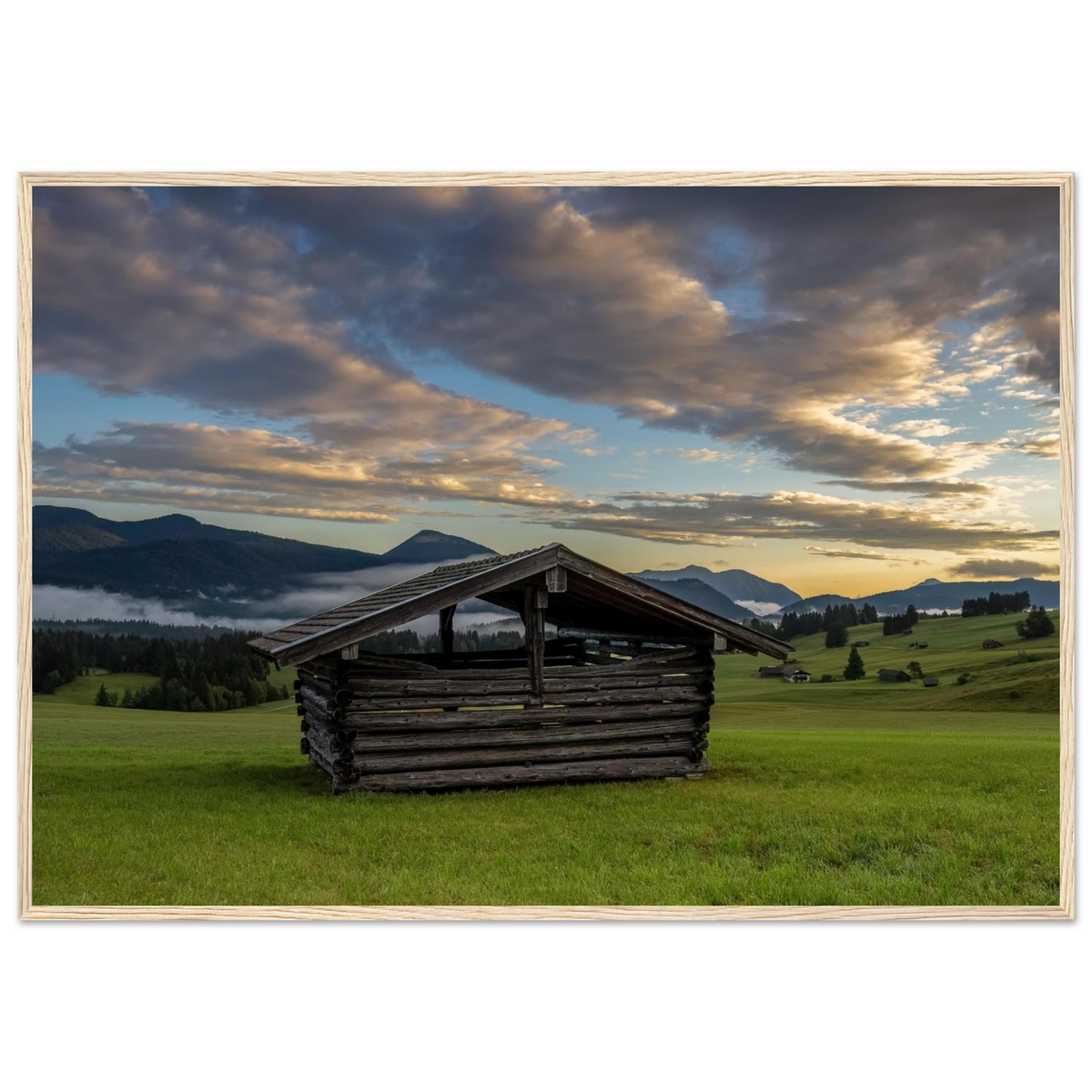 Morgens in den Buckelwiesen – alter Heustadel zwischen grünen Wiesen, Nebel und Bergen unter dramatischen Wolken im warmen Morgenlicht.
