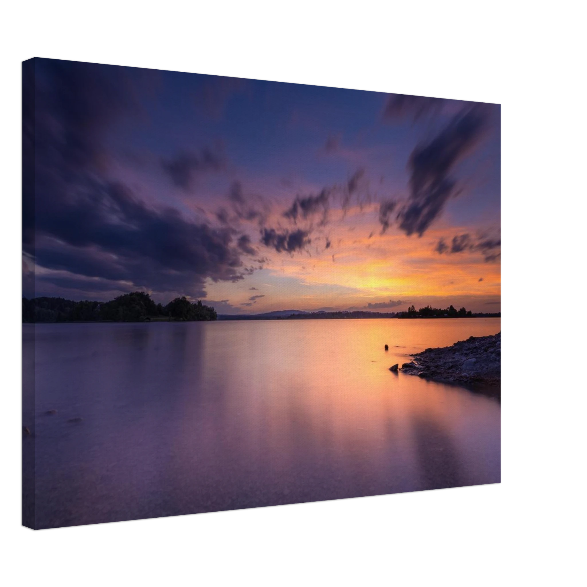 „Leinwandbild eines spektakulären Sonnenuntergangs am Staffelsee in Seehausen, Oberbayern. Farbenprächtiges Wolkenspiel in Gold-, Orange- und Violetttönen über dem ruhigen See an einem warmen Sommerabend mit stimmungsvollen Spiegelungen im Wasser.“