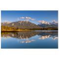 Stimmungsvolle Aufnahme des Barmsees in Oberbayern mit ruhiger Spiegelung der Berge im klaren Wasser, sanftem Abendlicht und weiter blauer Himmelkulisse.