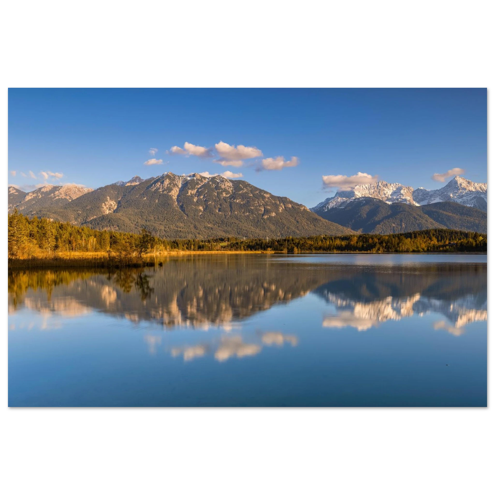 Stimmungsvolle Aufnahme des Barmsees in Oberbayern mit ruhiger Spiegelung der Berge im klaren Wasser, sanftem Abendlicht und weiter blauer Himmelkulisse.