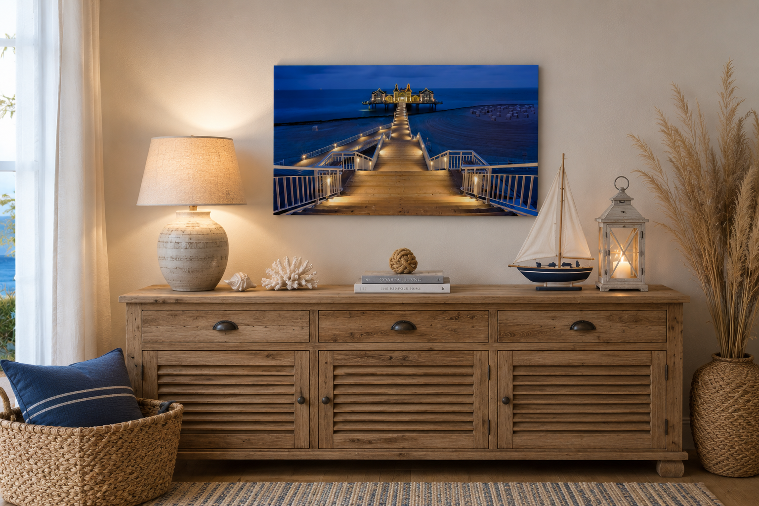 Die Seebrücke Sellin auf Rügen erstrahlt in der blauen Stunde. Das warme Licht und die elegante Architektur schaffen eine einzigartige Atmosphäre voller Ruhe und maritimer Schönheit.