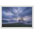 Hoch über der Landschaft bei Aidling im Blauen Land steht die kleine Mesnerhauskapelle – still, schlicht und eingebettet in einen Morgen, der kaum leiser sein könnte. Nebelschleier ziehen durch die Landschaft, während sich das erste Licht vorsichtig seinen Weg durch Wolken und Himmel bahnt. Die Weite öffnet den Blick, die Zeit scheint für einen Augenblick langsamer zu werden.

Die besondere Stimmung dieses Moments lebt vom Zusammenspiel aus weichem Licht, ziehenden Wolken und den sanften Konturen des Landes