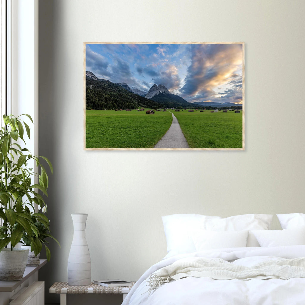 ```
Waxensteine im Abendlicht – Fine-Art-Poster mit Holzrahmen, Werdenfelser Land, Bayern | Christina Bauer Photos
```Wandbild im Schlafzimmer präsentiert 