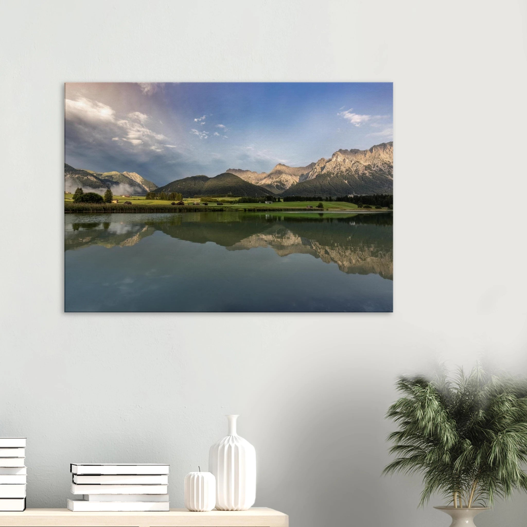 **Alttext:**
Horizontales, ungerahmtes Leinwandbild mit Bergsee im Abendlicht, ruhiger Wasseroberfläche und sanfter Spiegelung der Berge in stimmungsvoller Naturkulisse.
