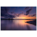 Spektakulärer Sonnenuntergang am Staffelsee in Seehausen, Oberbayern. Farbenprächtiges Wolkenspiel über dem ruhigen See an einem warmen Sommerabend mit sanften Spiegelungen im Wasser und meditativer Atmosphäre.