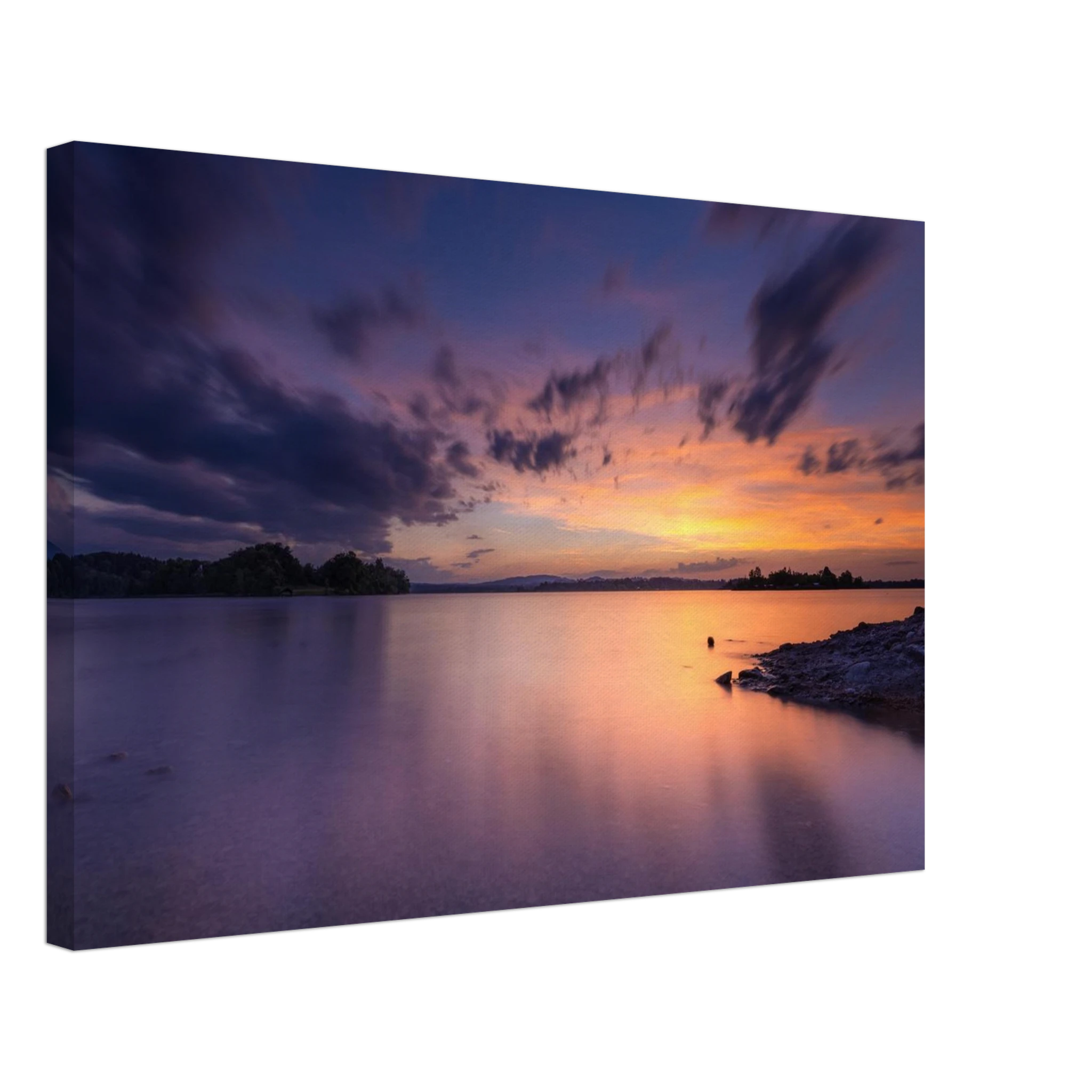 „Leinwandbild eines spektakulären Sonnenuntergangs am Staffelsee in Seehausen, Oberbayern. Farbenprächtiges Wolkenspiel in Gold-, Orange- und Violetttönen über dem ruhigen See an einem warmen Sommerabend mit stimmungsvollen Spiegelungen im Wasser.“
