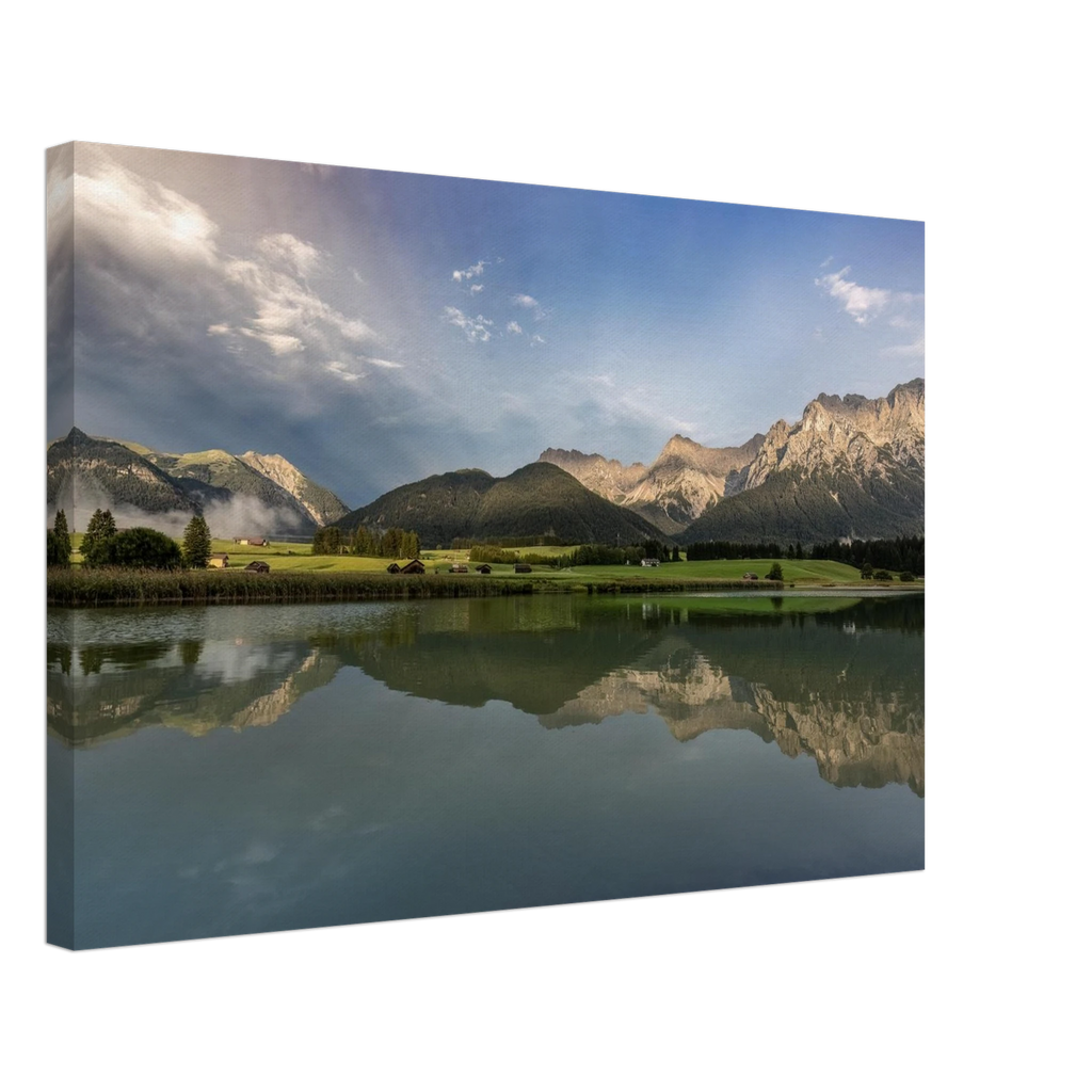 **Alttext:**
Horizontales, ungerahmtes Leinwandbild mit Bergsee im Abendlicht, ruhiger Wasseroberfläche und sanfter Spiegelung der Berge in stimmungsvoller Naturkulisse.
