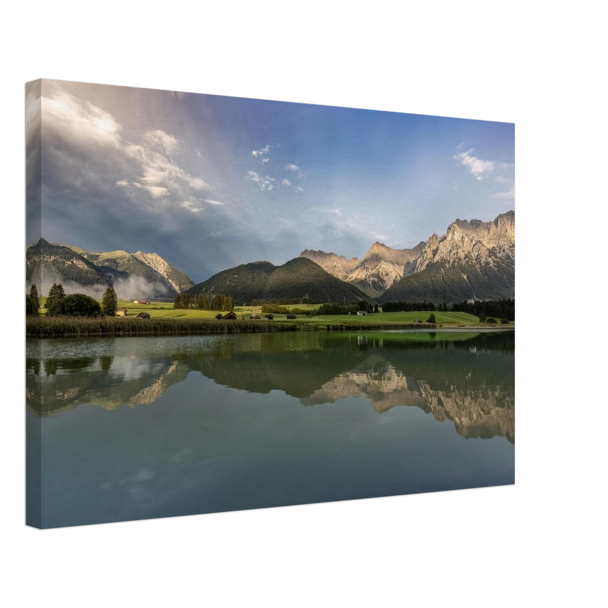 **Alttext:**
Horizontales, ungerahmtes Leinwandbild mit Bergsee im Abendlicht, ruhiger Wasseroberfläche und sanfter Spiegelung der Berge in stimmungsvoller Naturkulisse.
