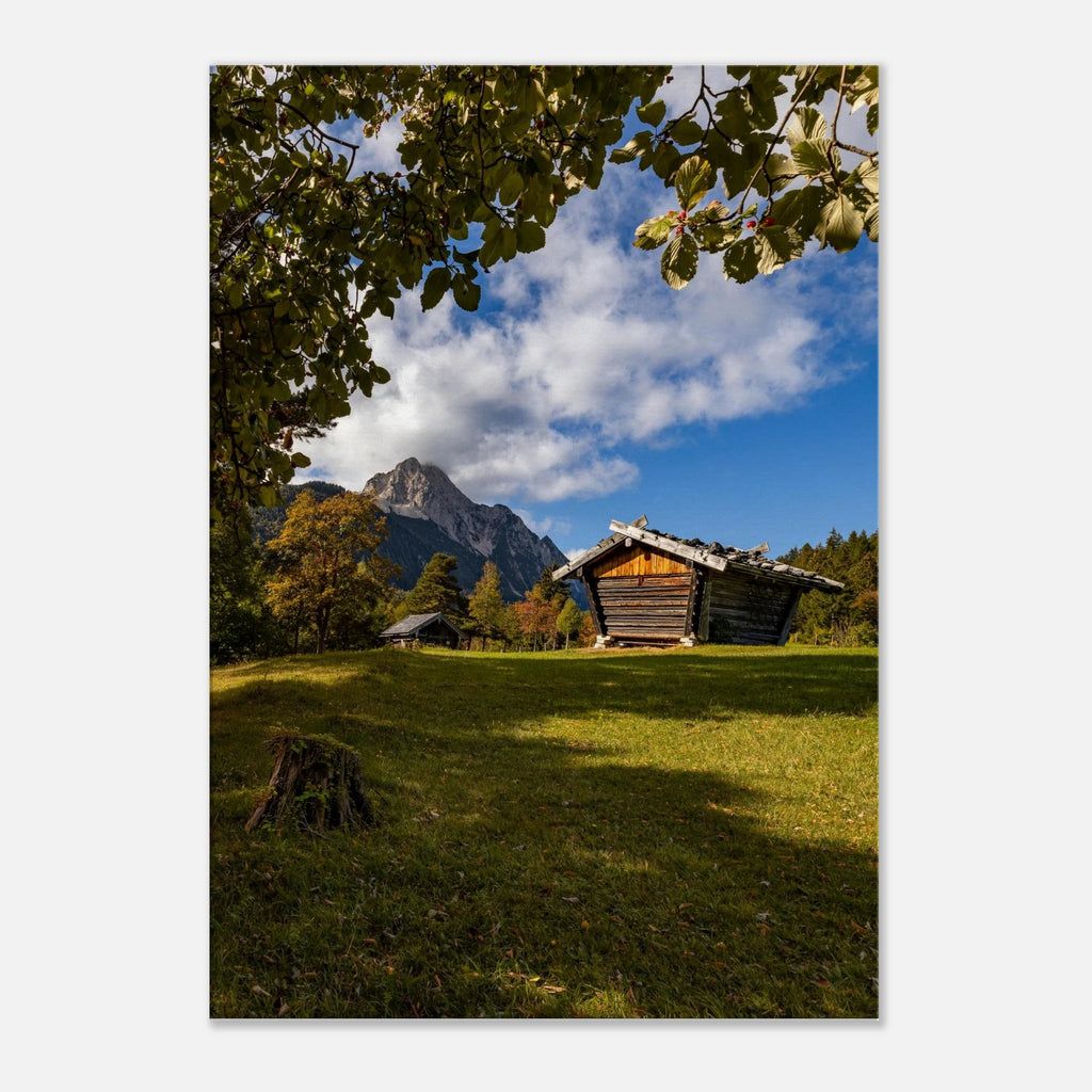 Herbstliche Wiese mit Bergpanorama bei Mittenwald in Oberbayern als hochwertiges Poster. Idyllische Heuhütte und Herbstbäume.