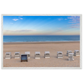 Horizontaler Kunstdruck mit Blick auf den Strand von Westerland auf Sylt: weiße Strandkörbe im hellen Sand, dahinter die ruhige blaue Nordsee und ein weiter sommerlicher Himmel mit feinen Wolken.
