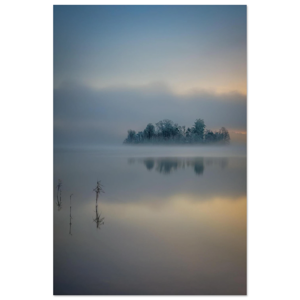 Vertikales Staffelsee Poster mit nebelverhüllter Bauminsel, ruhiger Wasserspiegelung und sanftem Sonnenaufgang in Oberbayern.