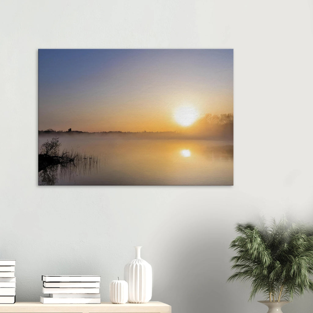 Goldener Sonnenaufgang am Staffelsee in Oberbayern mit dichtem Morgennebel, ruhiger Wasseroberfläche und leuchtender Spiegelung der Sonne.