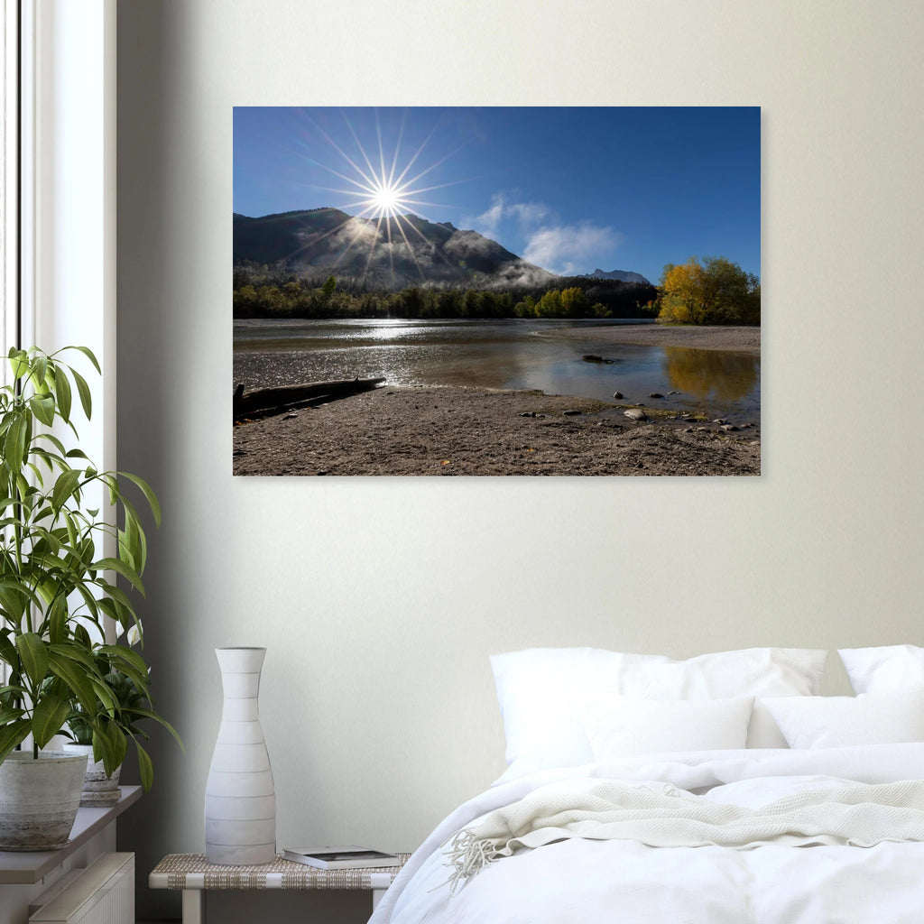 Morgensonne und Nebelschwaden über der Isar bei Krün mit herbstlicher Landschaft-