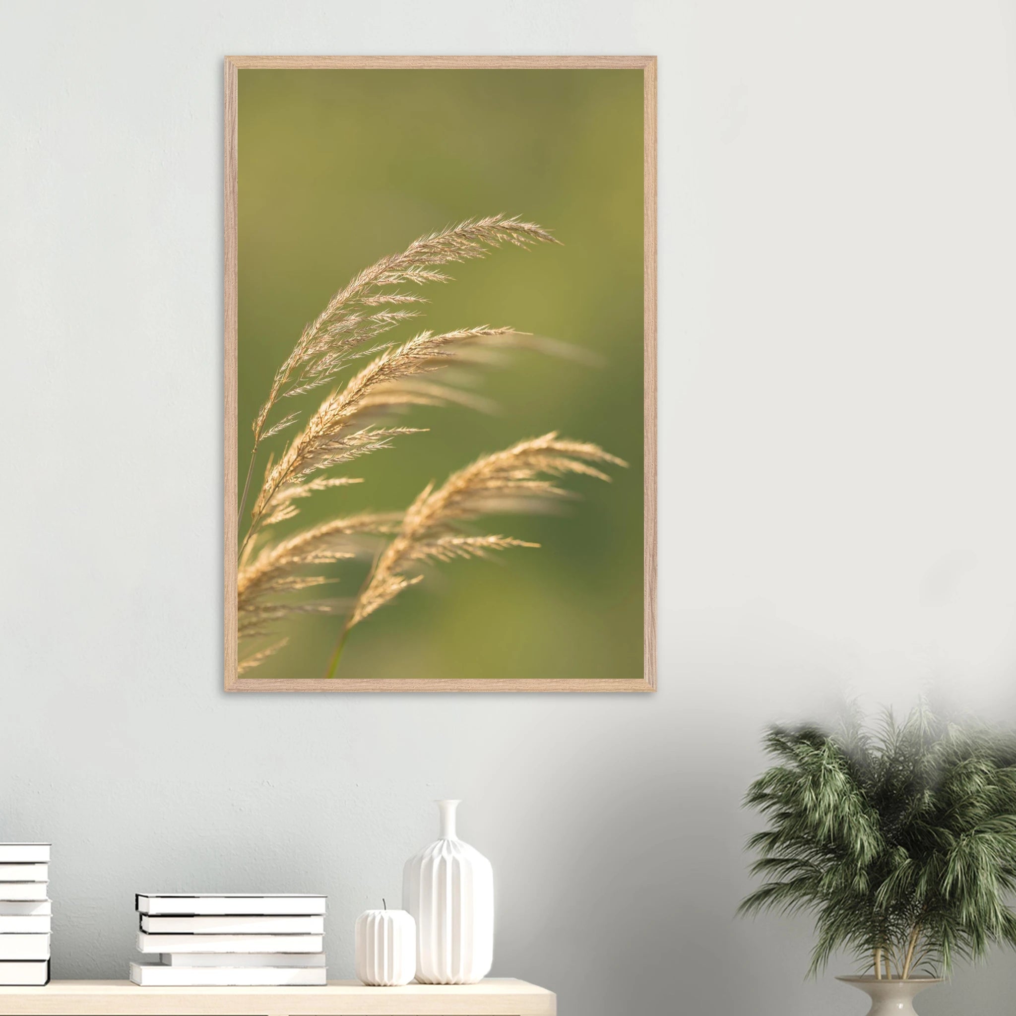 wundervolles Naturposter mit naturfarbenen Holzrahmen, Fine-Art Fotografie zurück zur Natur, Gräser im Wind vor grünem Hintergrund