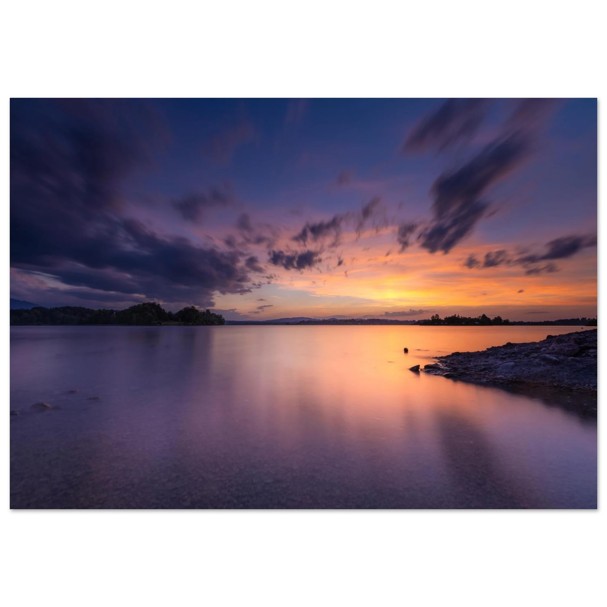 Spektakulärer Sonnenuntergang am Staffelsee in Seehausen, Oberbayern. Farbenprächtiges Wolkenspiel über dem ruhigen See an einem warmen Sommerabend mit sanften Spiegelungen im Wasser und meditativer Atmosphäre.