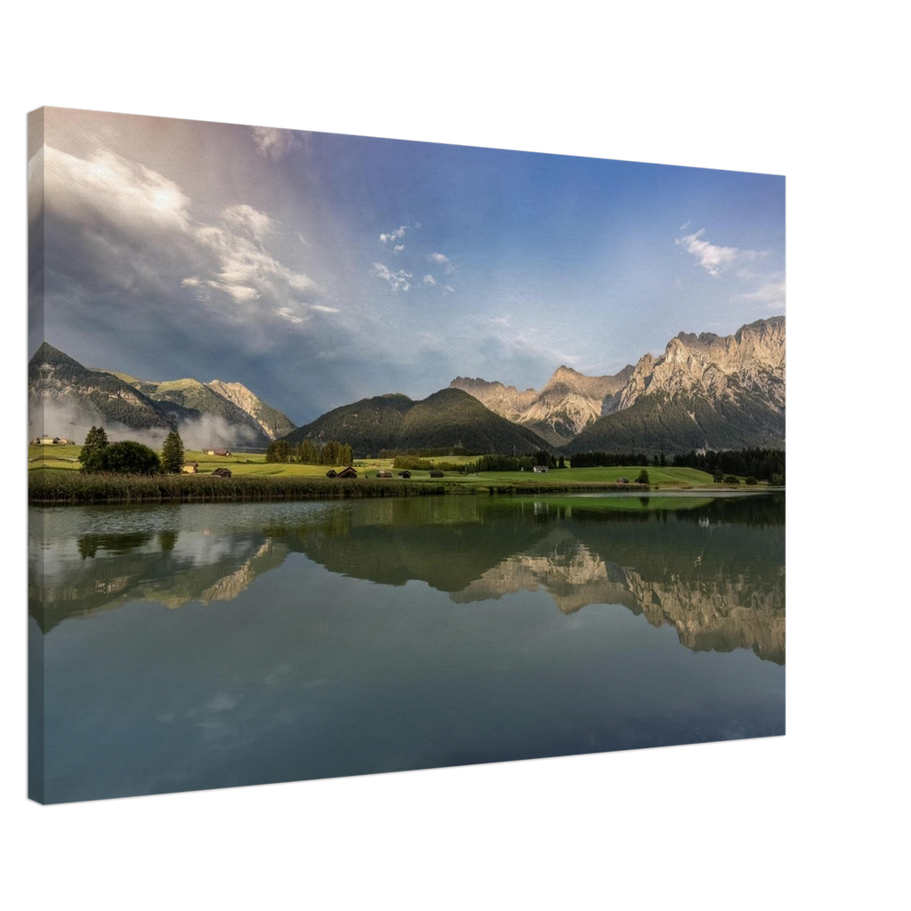 **Alttext:**
Horizontales, ungerahmtes Leinwandbild mit Bergsee im Abendlicht, ruhiger Wasseroberfläche und sanfter Spiegelung der Berge in stimmungsvoller Naturkulisse.
