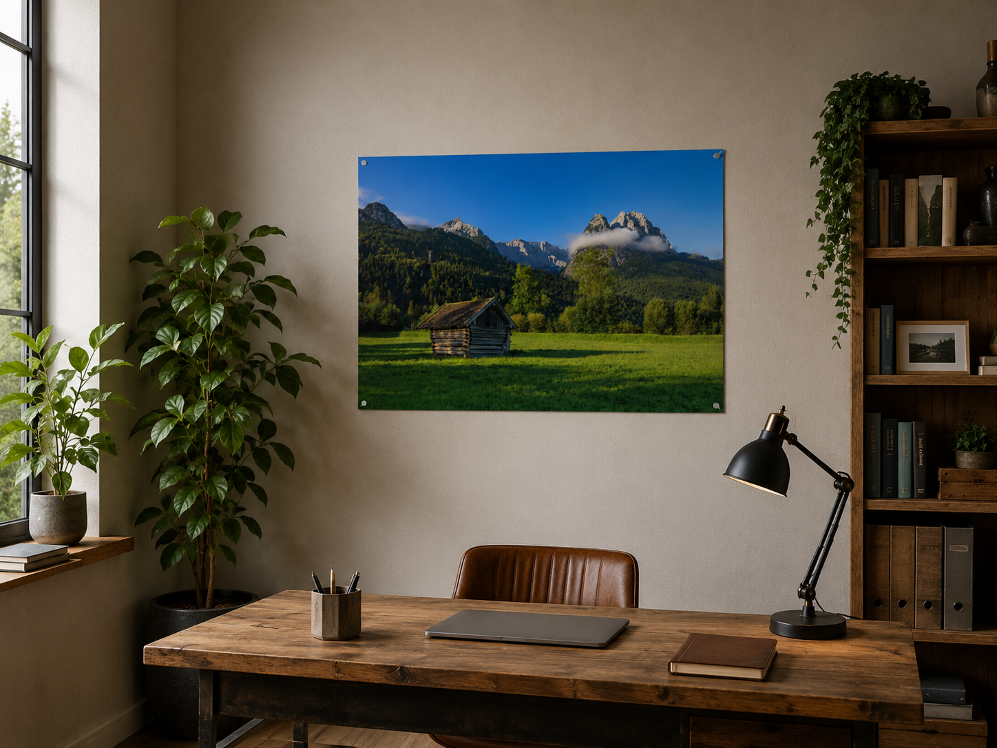 Panoramablick auf das Werdenfelser Land bei Garmisch-Partenkirchen mit einer kleinen Heuhütte auf einer grünen Wiese vor den Bergen des Wettersteingebirges. Warmes Morgenlicht, blauer Himmel und eine sanfte Wolke über den Gipfeln schaffen eine ruhige, natürliche Alpenstimmung.