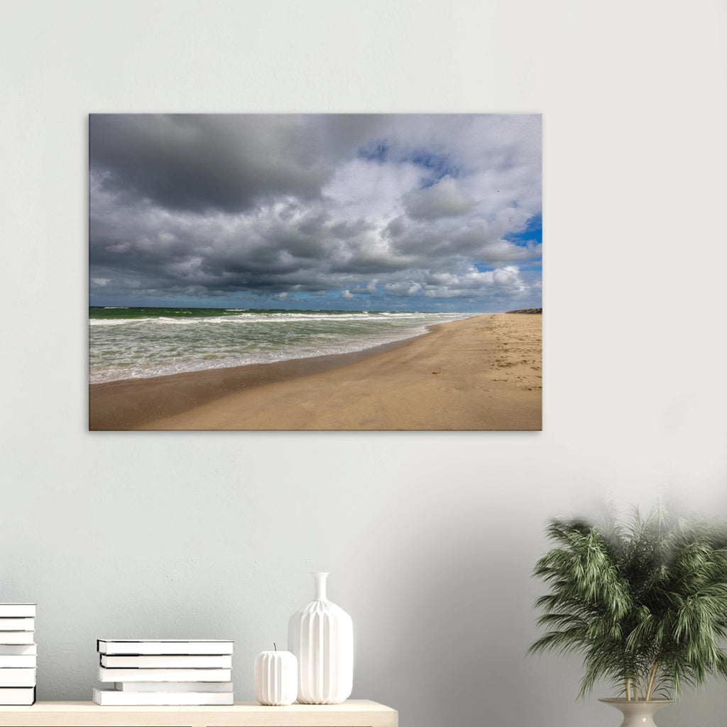 Alttext:
Weite Strandlandschaft in Westerland auf Sylt mit kräftiger Nordseebrandung, aufgewühltem grünblauem Meer, feinem Sandstrand und eindrucksvollen dunklen Wolken unter aufbrechendem blauem Himmel.
