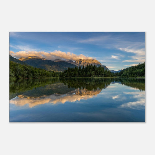 Leinwandbild „Karwendel bei Krün“ als hochwertiger Fine-Art-Druck auf 2 cm starkem Keilrahmen. Sanftes Abendlicht über dem Karwendelgebirge in Oberbayern, ziehende Wolken über den Bergen und eine klare Spiegelung von Himmel und Landschaft im ruhigen Wasser. Naturverbundene Wandkunst mit warmer Ausstrahlung und alpiner Atmosphäre.