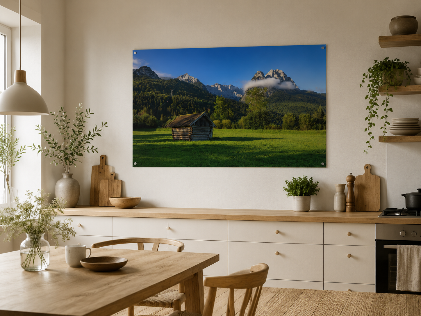 Panoramablick auf das Werdenfelser Land bei Garmisch-Partenkirchen mit einer kleinen Heuhütte auf einer grünen Wiese vor den Bergen des Wettersteingebirges. Warmes Morgenlicht, blauer Himmel und eine sanfte Wolke über den Gipfeln schaffen eine ruhige, natürliche Alpenstimmung.