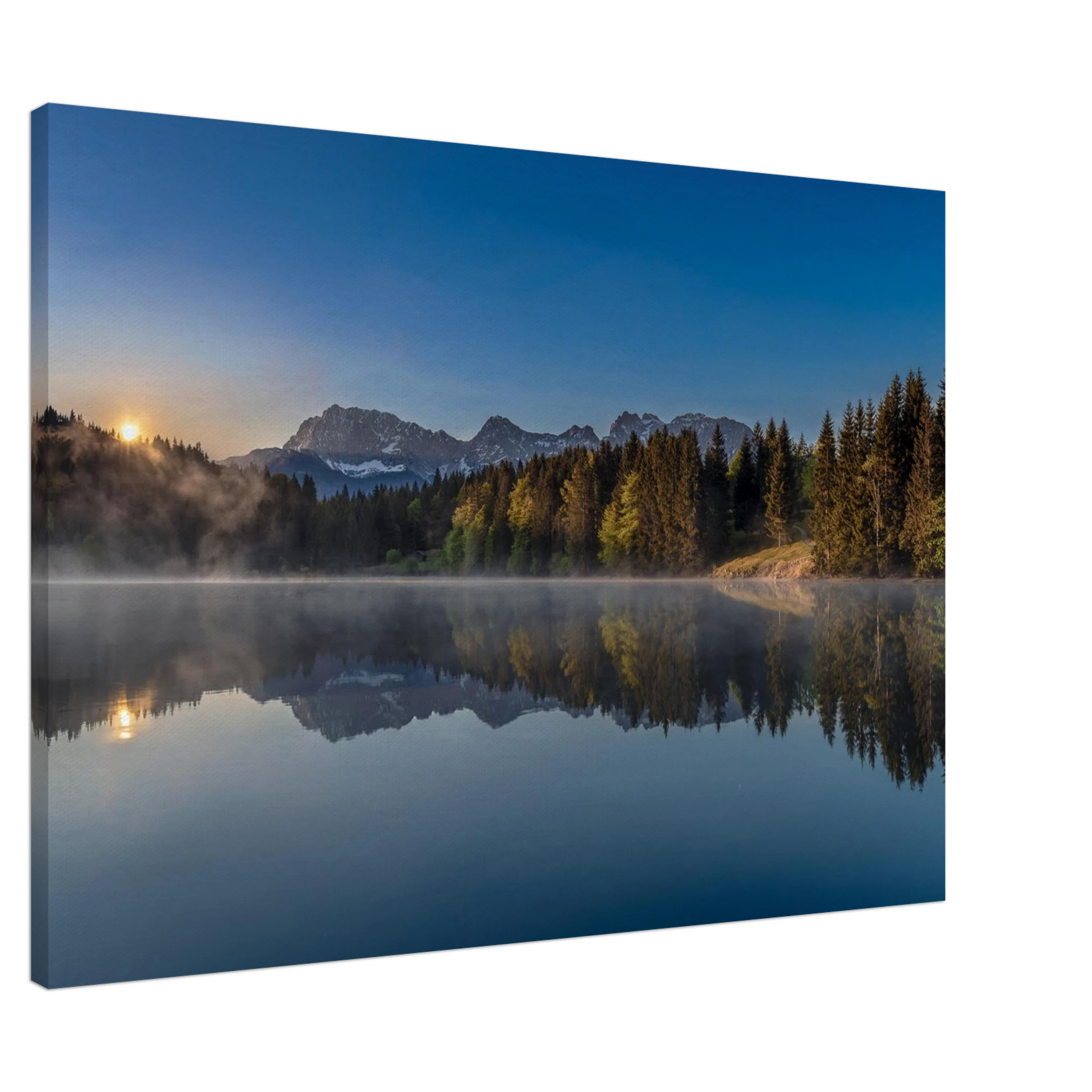 „Geroldsee bei Sonnenaufgang mit sanften Nebelschleiern über dem Wasser, klarer Spiegelung von Wald und Bergen im ruhigen See, warmes Morgenlicht auf den Bäumen und tiefblauer Himmel über der Alpenlandschaft in Bayern.“ Leinwand