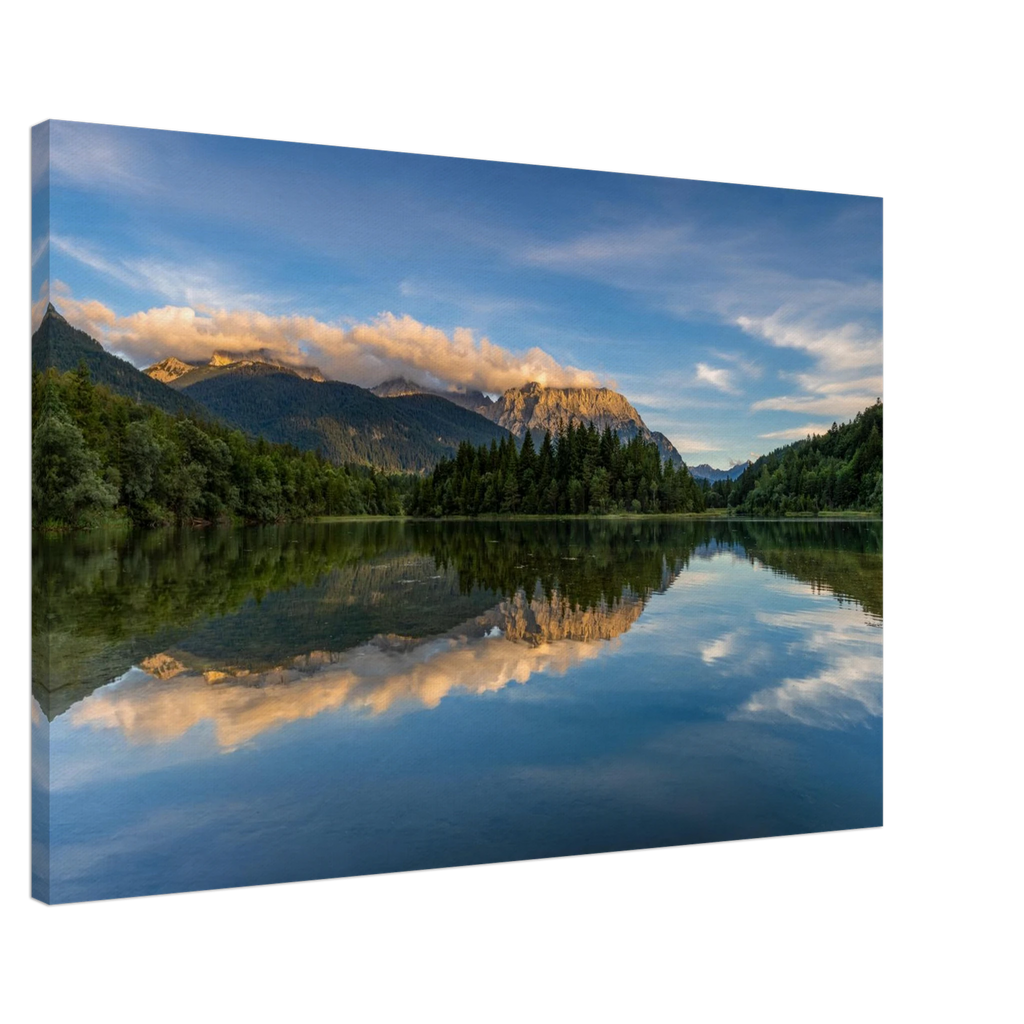 Leinwandbild „Karwendel bei Krün“ als hochwertiger Fine-Art-Druck auf 2 cm starkem Keilrahmen. Sanftes Abendlicht über dem Karwendelgebirge in Oberbayern, ziehende Wolken über den Bergen und eine klare Spiegelung von Himmel und Landschaft im ruhigen Wasser. Naturverbundene Wandkunst mit warmer Ausstrahlung und alpiner Atmosphäre.