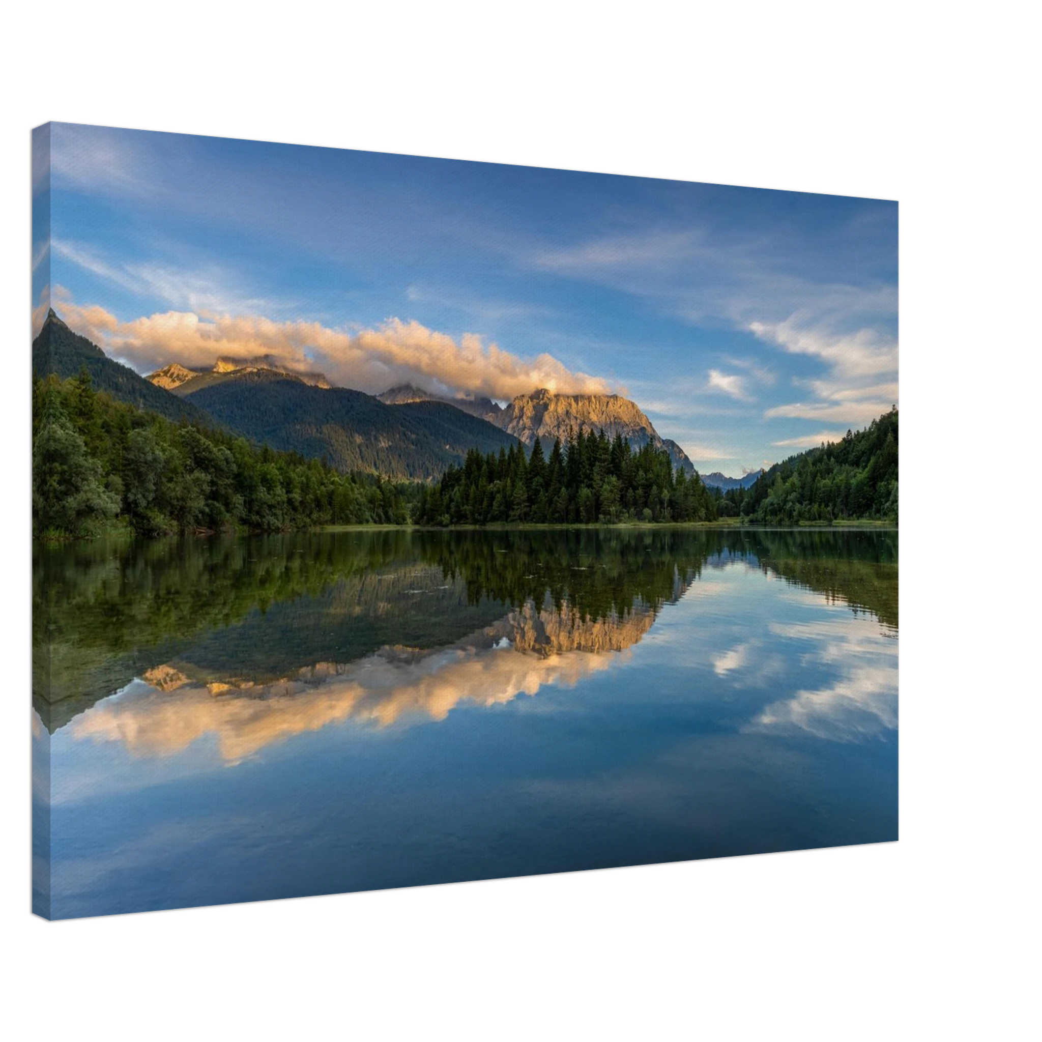 Leinwandbild „Karwendel bei Krün“ als hochwertiger Fine-Art-Druck auf 2 cm starkem Keilrahmen. Sanftes Abendlicht über dem Karwendelgebirge in Oberbayern, ziehende Wolken über den Bergen und eine klare Spiegelung von Himmel und Landschaft im ruhigen Wasser. Naturverbundene Wandkunst mit warmer Ausstrahlung und alpiner Atmosphäre.