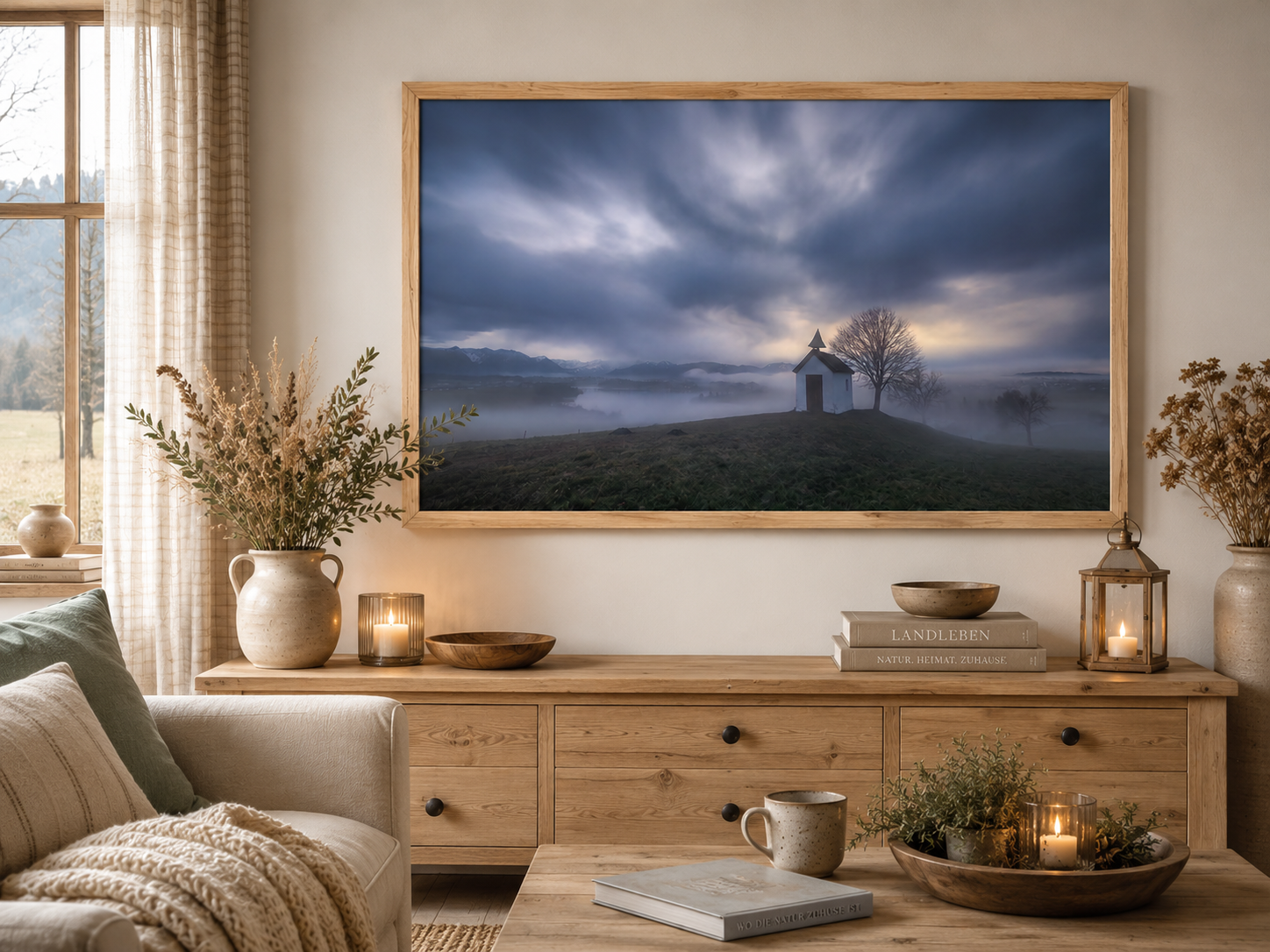Hoch über der Landschaft bei Aidling im Blauen Land steht die kleine Mesnerhauskapelle – still, schlicht und eingebettet in einen Morgen, der kaum leiser sein könnte. Nebelschleier ziehen durch die Landschaft, während sich das erste Licht vorsichtig seinen Weg durch Wolken und Himmel bahnt. Die Weite öffnet den Blick, die Zeit scheint für einen Augenblick langsamer zu werden.

Die besondere Stimmung dieses Moments lebt vom Zusammenspiel aus weichem Licht, ziehenden Wolken und den sanften Konturen des Landes