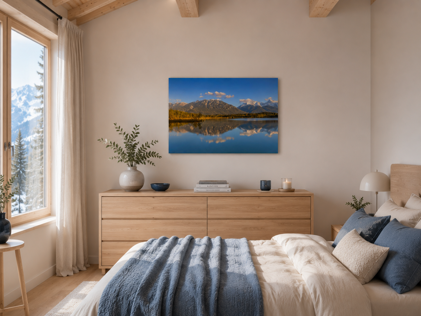 Stimmungsvolle Aufnahme des Barmsees in Oberbayern mit ruhiger Spiegelung der Berge im klaren Wasser, sanftem Abendlicht und weiter blauer Himmelkulisse.