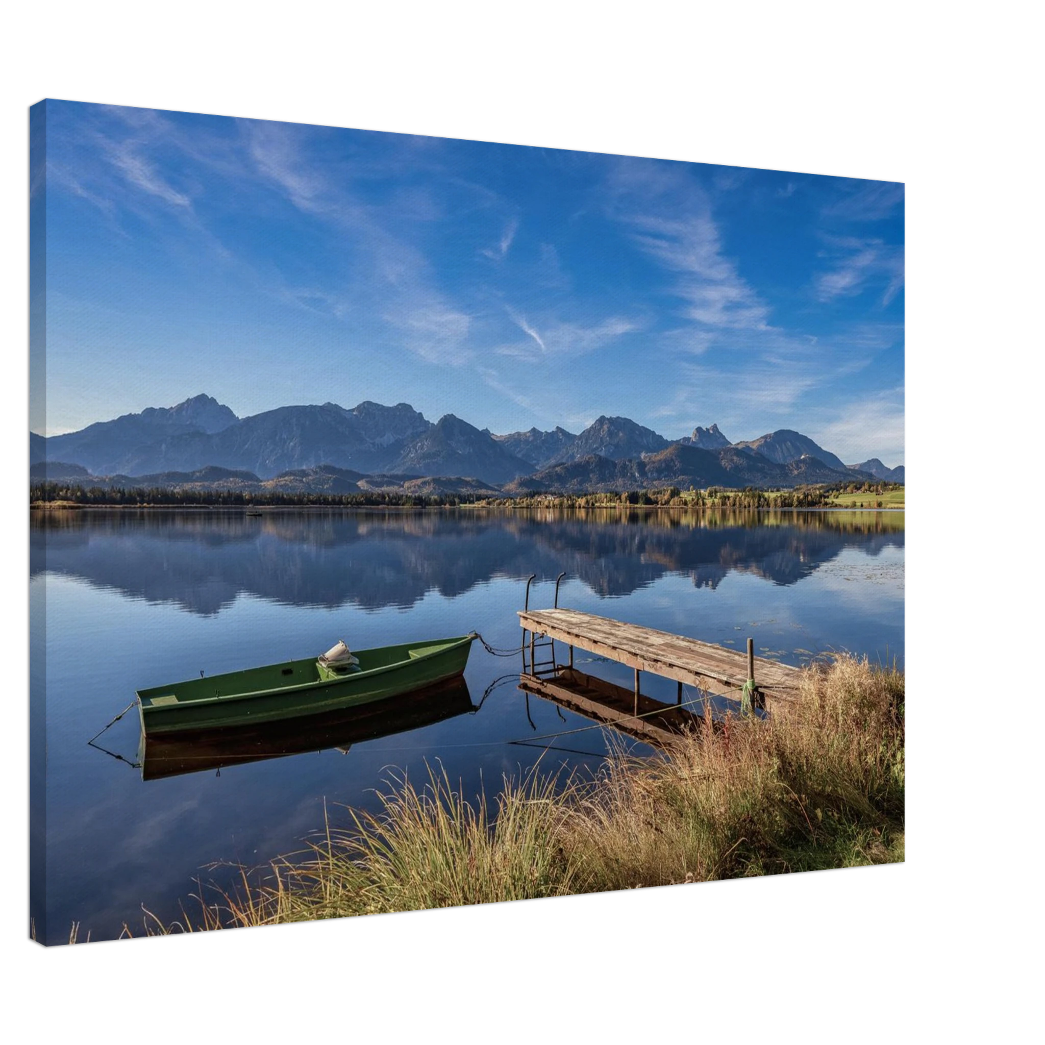 Leinwandbild auf 2 cm starkem Keilrahmen mit einer ruhigen Landschaftsaufnahme vom Hopfensee im Allgäu. Das Motiv zeigt ein grünes Ruderboot neben einem hölzernen Steg auf spiegelglattem Wasser. Im Hintergrund erheben sich die Berge unter einem klaren blauen Himmel mit feinen Wolkenstrukturen. Die seitliche Ansicht verdeutlicht die hochwertige Ausführung der Leinwand und die moderne Galerieoptik des Keilrahmens.