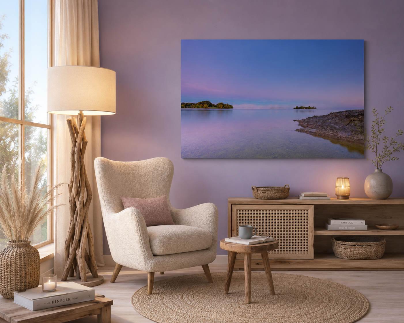 Aluminiumprint eines ruhigen Seemotivs in sanften Blau- und Rosétönen über einer natürlichen Leseecke mit edlem cremefarbenem Sessel, kleinem Holztisch, Treibholz-Stehlampe und warmen Naturmaterialien in heller skandinavischer Einrichtung. Staffelsee im blauen Land.