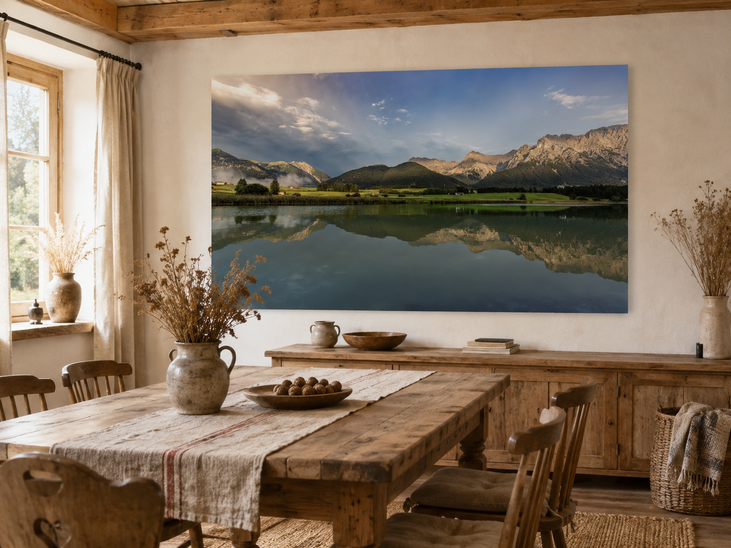 Horizontales, ungerahmtes Karwendel-Poster mit Bergspiegelung im warmen Abendlicht, präsentiert in einem urigen, edlen Alpenchalet mit rustikaler Kommode , Esstisch und natürlicher Dekoration.
Hinweis:
Das dargestellte Wohnraum-Mockup wurde mithilfe künstlicher Intelligenz erstellt. Das angebotene Poster zeigt meine eigene Fotografie.